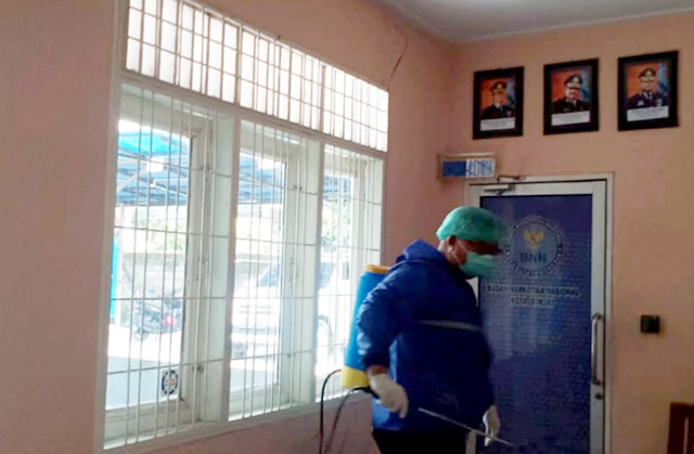 Penyemprotan Disinfektan Di Kantor BNN Kota Binjai Oleh Dinas Kesehatan Kota Binjai
